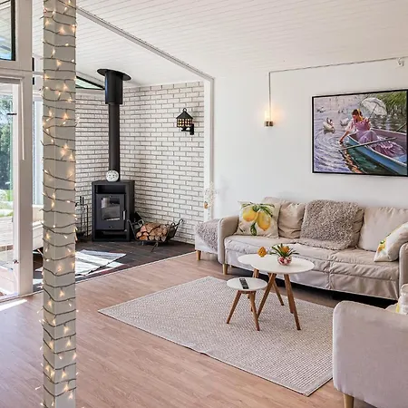 4 Bedroom Cozy In Feriehus